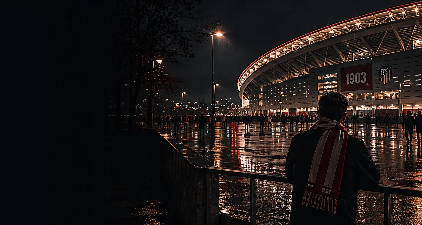 Aficionado ante el estadio en una noche de partido