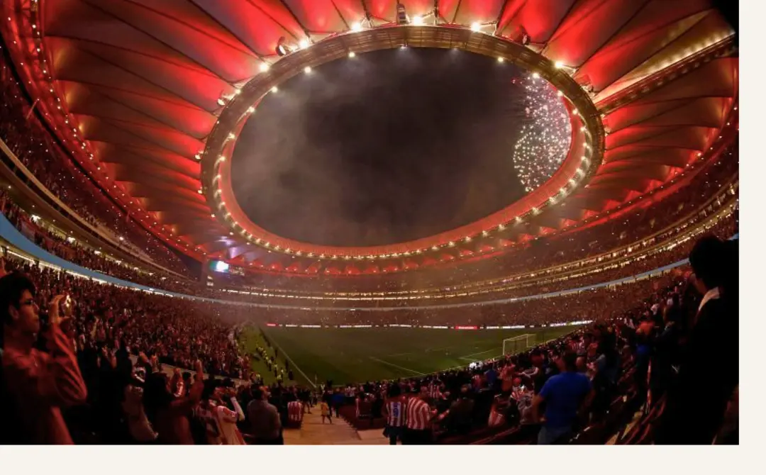 Interior del estadio Metropolitano en una noche de partido